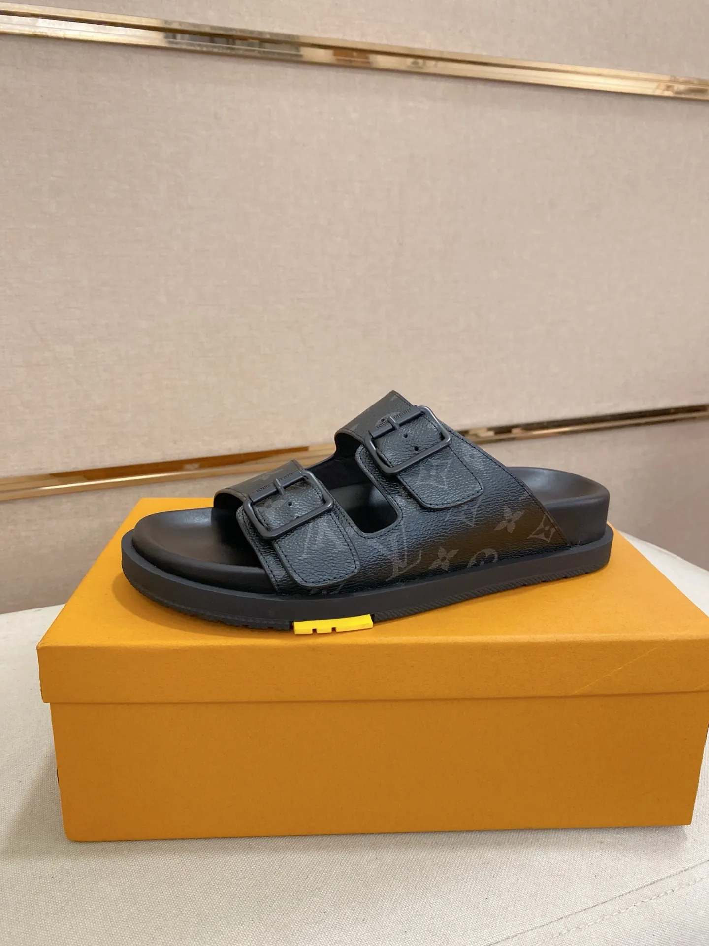Factory price: 420💰Made by LV🔍Top purchasing agent. Men's spring and summer slippers are available at the same counter. The uppers are made of cowhide imported from Italy. High-quality craftsmanship, soles: original soles specially provided by the original factory, exclusive movable molded soles are super comfortable, original factory follow-up goods, 🔍🔍high quality, can be entered and exited the counter at will, welcome to compare, code number 38-44. Can be customized45